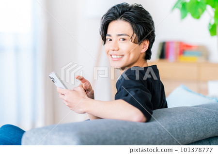 操作智能手機的一個年輕人 操作智能手機的一個年輕人 101378777