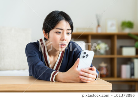擔心看智能手機的年輕女人 擔心看智能手機的年輕女人 101378896