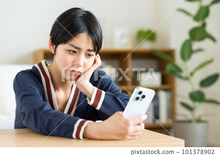 擔心看智能手機的年輕女人 101378902