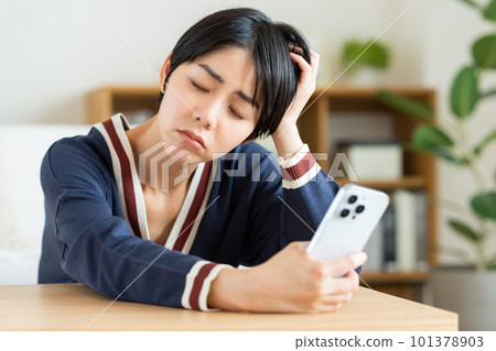 擔心看智能手機的年輕女人 101378903