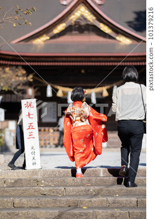 Family worshiping Shichigosan 101379216