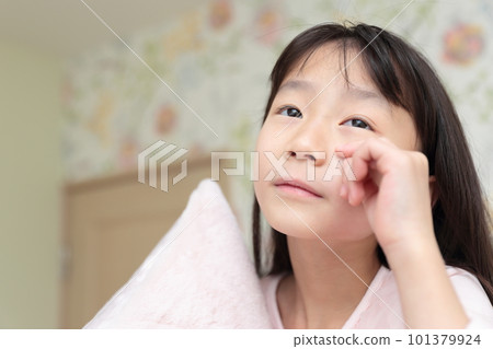 elementary school girl sleeping in bed 101379924