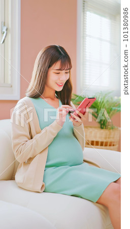 asian woman pregnant scroll mobile 101380986