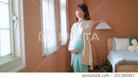 asian woman pregnant headache worry 101380987
