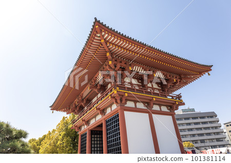 Gokurakumon <Nishidaimon> at Shitennoji Temple in Osaka (photographed on April 4, 2023) 101381114