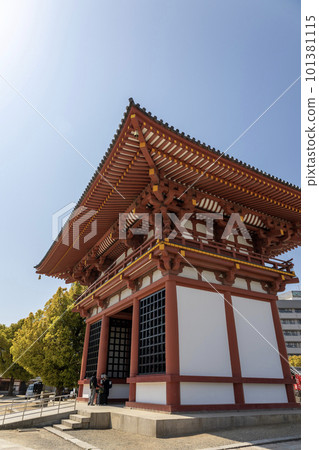 大阪四天王寺的極樂門<西大門>(2023年4月4日拍攝) 大阪四天王寺的極樂門<西大門>(2023年4月4日拍攝) 101381115