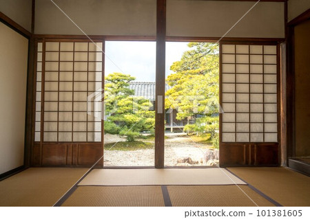 從日本建築內看到的日本庭園 101381605