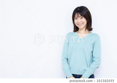 一個三十多歲的女人對著鏡頭微笑 101382035