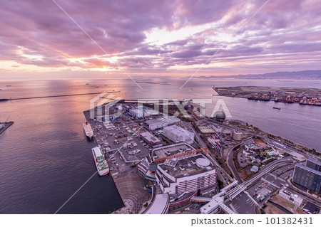 View from Sakishima Cosmo Tower, Osaka Prefecture (towards Yumeshima and the Osaka Expo venue) View from Sakishima Cosmo Tower, Osaka Prefecture (towards Yumeshima and the Osaka Expo venue) 101382431