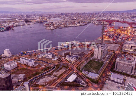 Evening view from Sakishima Cosmo Tower in Osaka Prefecture (in the direction of Mt. Tempozan) Evening view from Sakishima Cosmo Tower in Osaka Prefecture (in the direction of Mt. Tempozan) 101382432