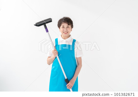 打掃地板的圍裙的女人 101382671