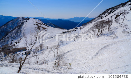 (Gunma Prefecture) Tanigawadake Tenjindaira ski resort in the remaining snow season, snow scene 101384788
