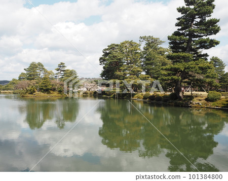 Spring scenery of Kenrokuen, one of the Three Great Gardens of Japan Spring scenery of Kenrokuen, one of the Three Great Gardens of Japan 101384800