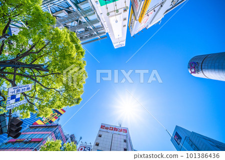 日本的東京城市景觀注意紫外線......太陽和新綠色成為“耀眼”季節的澀谷= 4月9日 101386436