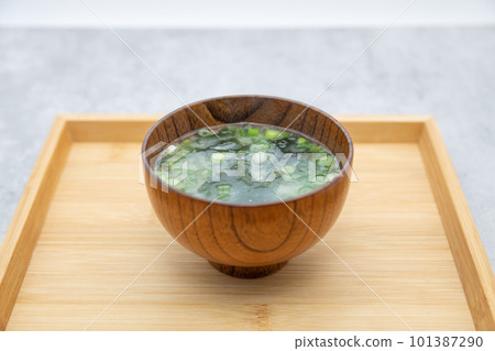 簡單的海藻和蔥味噌湯 簡單的海藻和蔥味噌湯 101387290