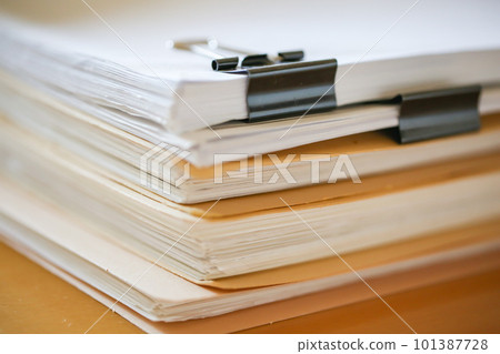 堆積在辦公桌上的文件 紙質文件 堆積在辦公桌上的文件 紙質文件 101387728