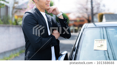 有停車貼紙的汽車 101388688