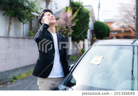 有停車貼紙的汽車 101388689