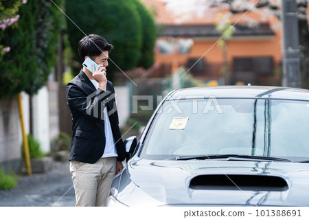 有停車貼紙的汽車 101388691