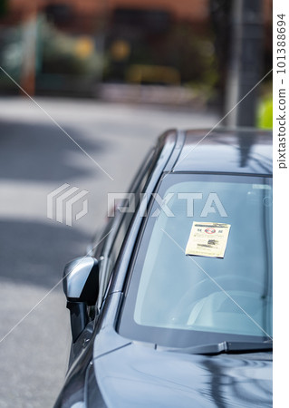 有停車貼紙的汽車 有停車貼紙的汽車 101388694