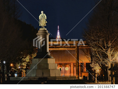 靖國神社上空防衛省無線電塔的燈光彷彿寄託了靈魂 101388747