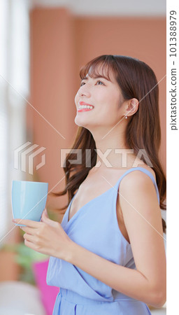 asian girl enjoy afternoon tea 101388979