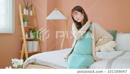 pregnant with back pain 101389047
