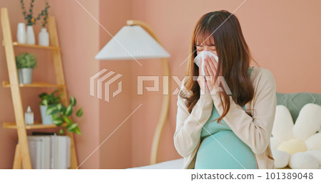 asian woman pregnant got cold 101389048