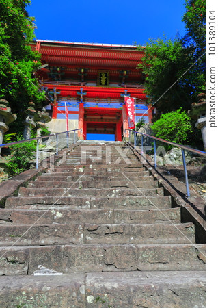 [Wakayama Prefecture] Kishu Toshogu Shrine in sunny weather (Samurai slope and tower gate) 101389104
