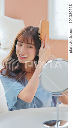 asian girl combing good hair 101389218