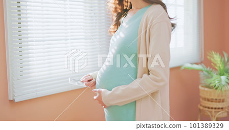 asia woman pregnant see ultrasound 101389329