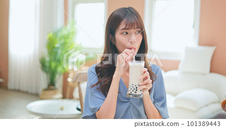 girl drink bubble tea 101389443