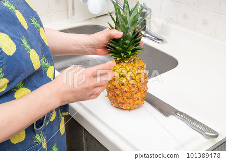[Cut the pineapple] 101389478