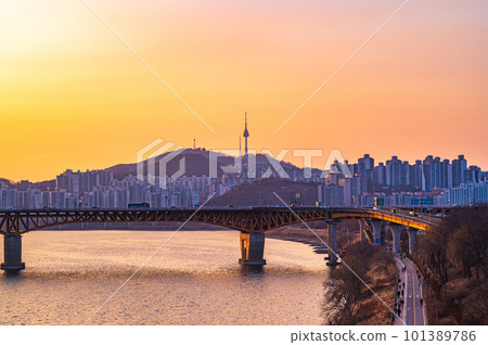 Cityscape night view of Seoul at sunset time 101389786
