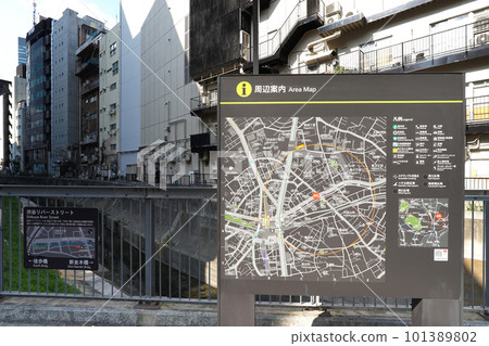 [東京]澀谷站和澀谷川周圍的信息牌 101389802