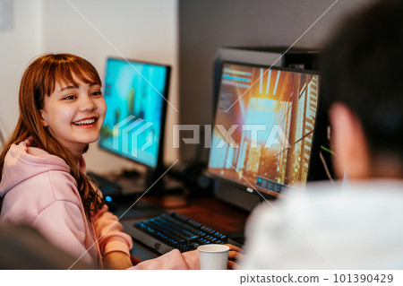 女人在玩遊戲 101390429