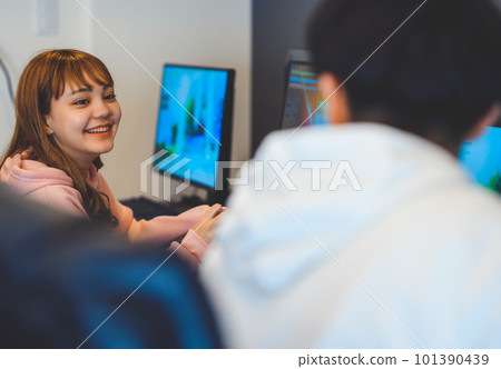 女人在玩遊戲 101390439