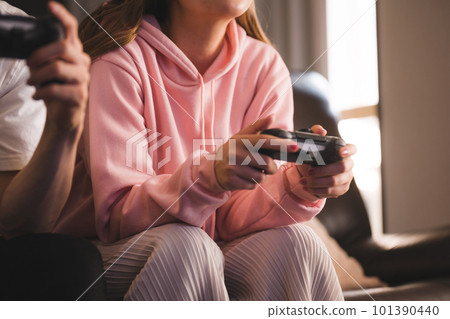 couple playing video games at home 101390440