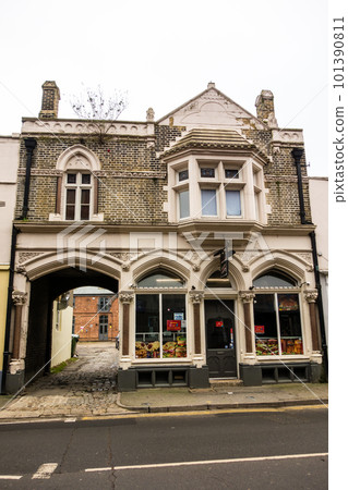 歷史悠久的磚砌建築中的漢堡餐廳 Windsor townscape 101390811