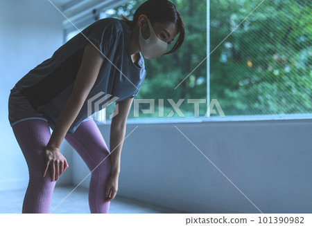 女人伸展 101390982