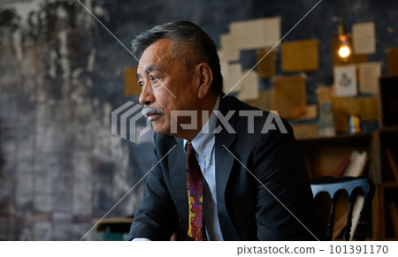 高級男性肖像 101391170