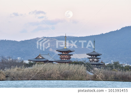 燒山後的黑色若草山、黃昏的藥師寺、月景 101391455