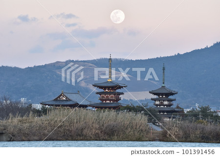 燒山後的黑色若草山、黃昏的藥師寺、月景 101391456