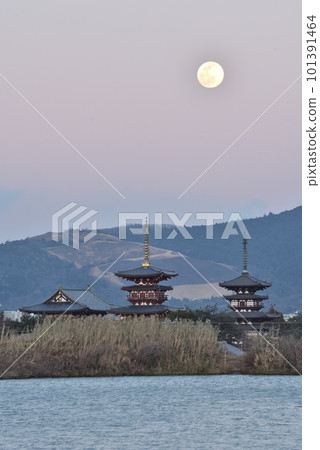 燒山後的黑色若草山、黃昏的藥師寺、月景 101391464