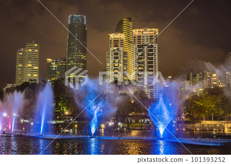 The colorful fountain on the lake at night, near by Twin Towers with city on background. Kuala Lumpur, Malaysia The colorful fountain on the lake at night, near by Twin Towers with city on background. Kuala Lumpur, Malaysia 101393252
