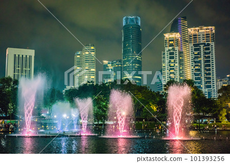 The colorful fountain on the lake at night, near by Twin Towers with city on background. Kuala Lumpur, Malaysia The colorful fountain on the lake at night, near by Twin Towers with city on background. Kuala Lumpur, Malaysia 101393256