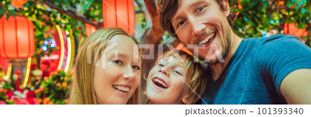 Happy family celebrate Chinese New Year look at Chinese red lanterns BANNER, LONG FORMAT 101393340