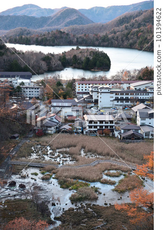 從國道 120 號線看到的湯之湖、湯之平濕原和酒店 101394622
