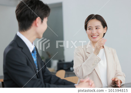 商務人士男女見面微笑2 商務人士男女見面微笑2 101394815