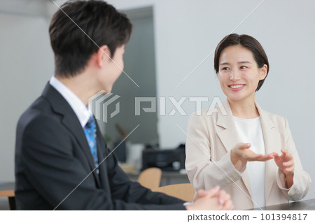 商務人士男女見面微笑3 101394817